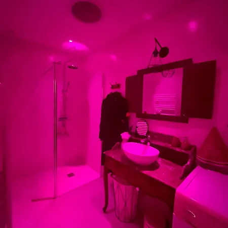 לינה וארוחת בוקר De Charme - So Chic So Romantic 4*