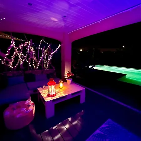 De Charme - So Chic So Romantic לינה וארוחת בוקר 4*